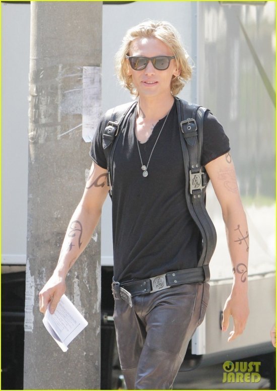 Лили КоллДжейми Кэмпбелл Бауэр