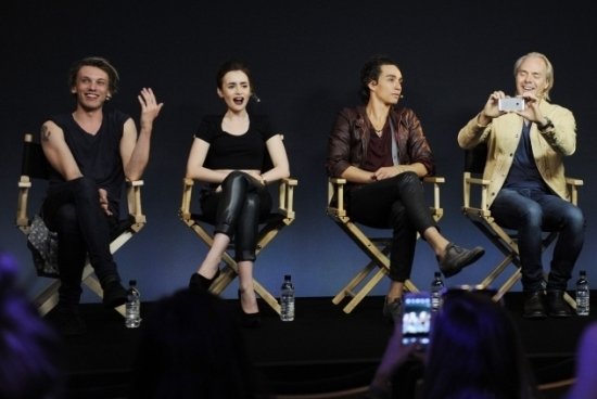 Лили Коллинз