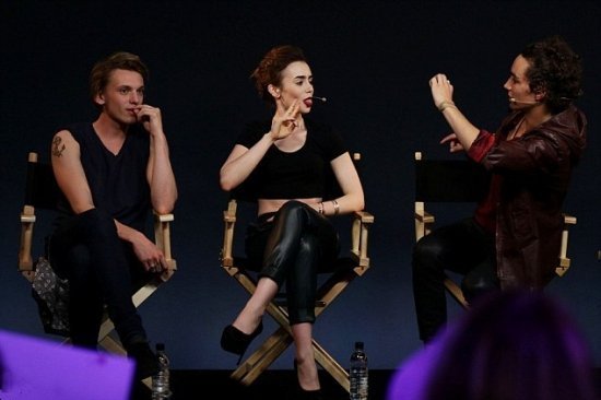 Лили Коллинз