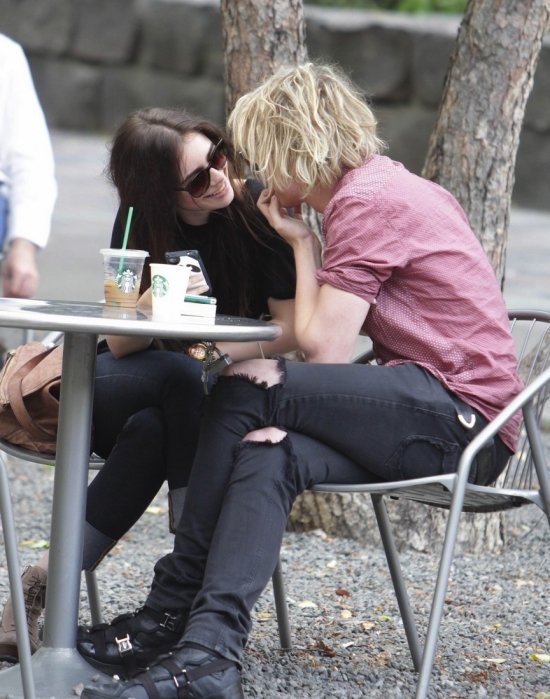 Лили Коллинз и Джейми Кэмпбелл Бауэр