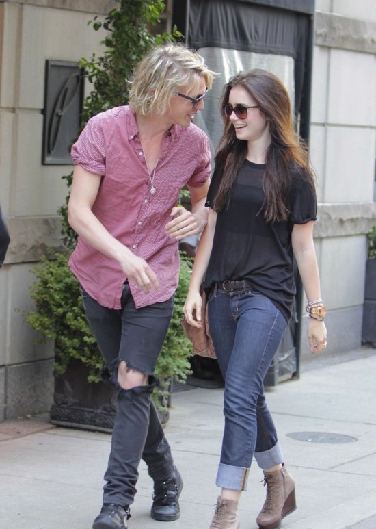 Лили Коллинз и Джейми Кэмпбелл Бауэр