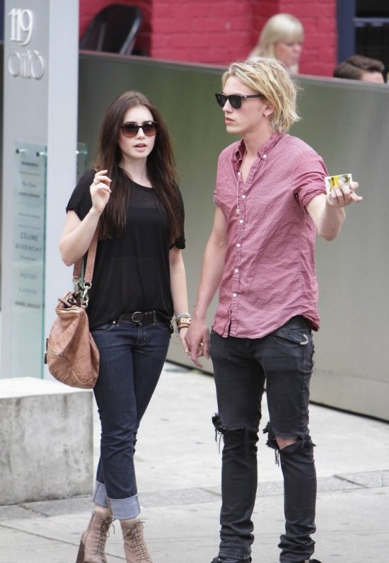 Лили Коллинз и Джейми Кэмпбелл Бауэр