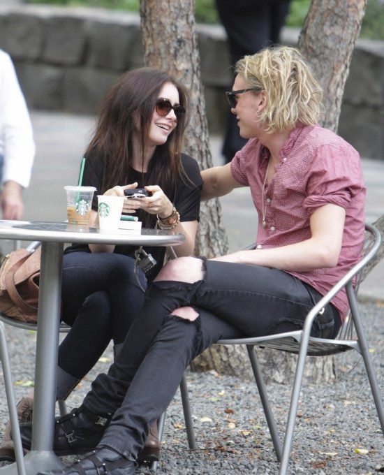 Лили Коллинз и Джейми Кэмпбелл Бауэр