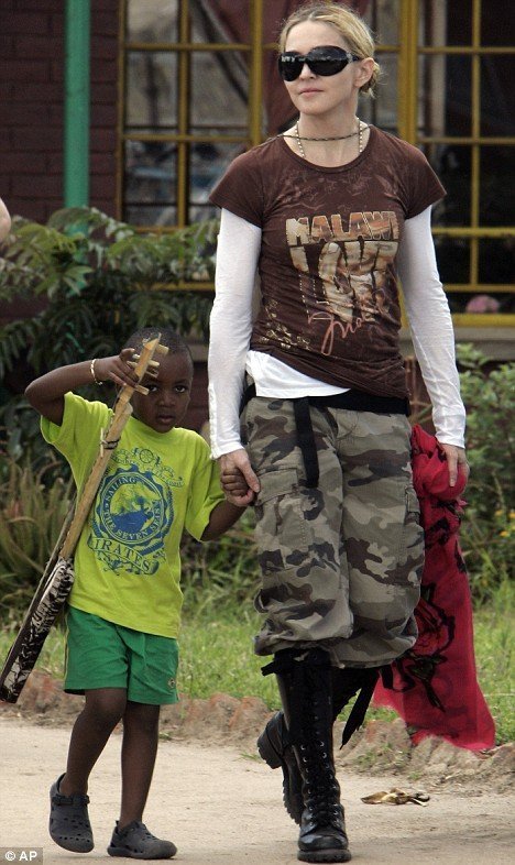 Мадонна и семья в Малави