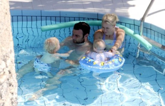 Наоми Уоттс и Лив Шрайбер с детьми