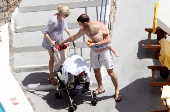 Наоми Уоттс и Лив Шрайбер с детьми