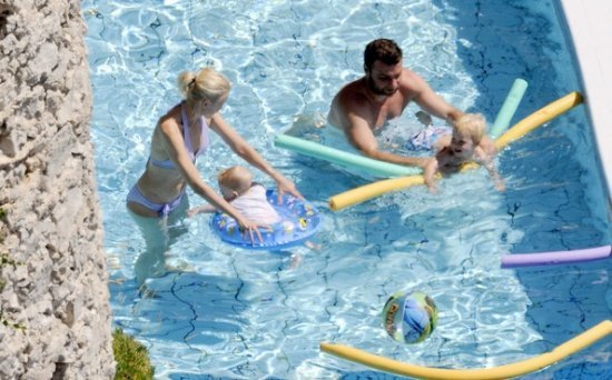 Наоми Уоттс и Лив Шрайбер с детьми