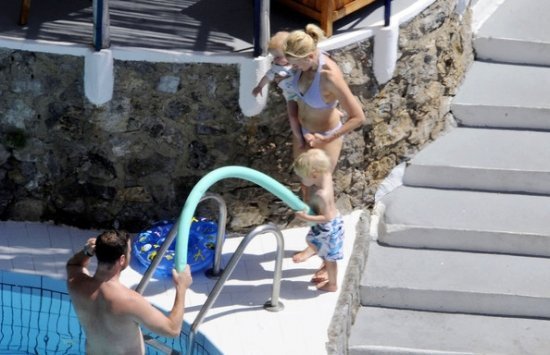 Наоми Уоттс и Лив Шрайбер с детьми