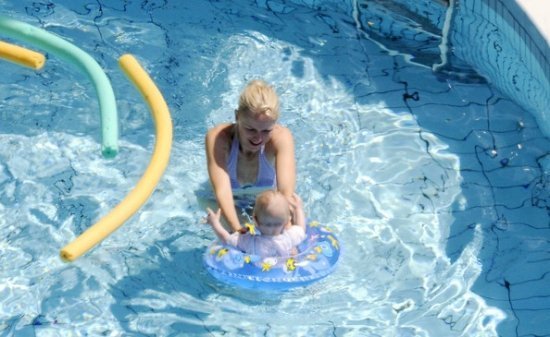 Наоми Уоттс и Лив Шрайбер с детьми