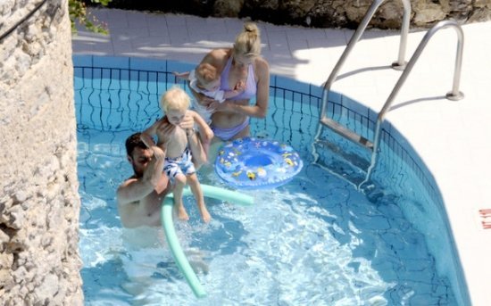 Наоми Уоттс и Лив Шрайбер с детьми