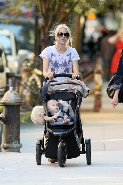 Наоми Уоттс и сыновья