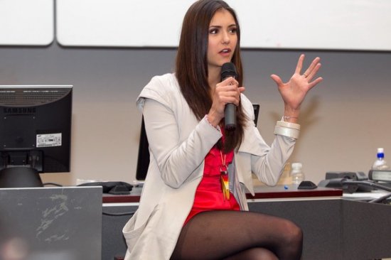 Нина Добрев