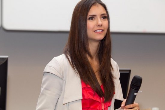 Нина Добрев