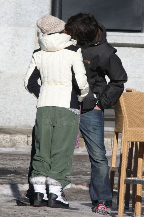 опять целуются