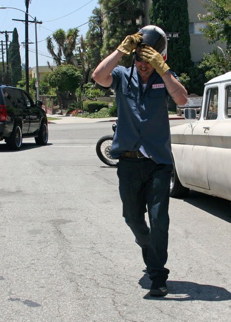 Папарацци подвозят Брэда Питта