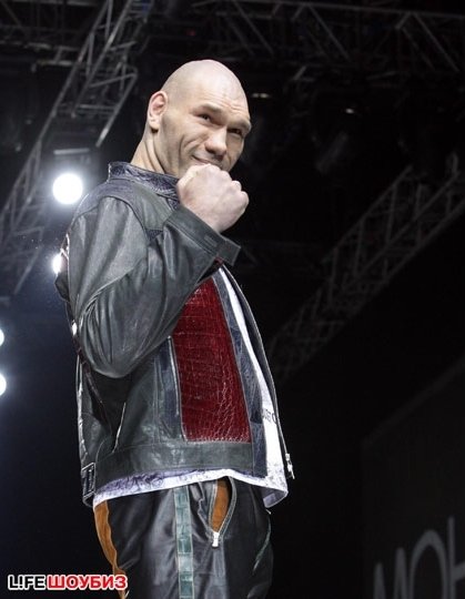 показ Ильи Шияна