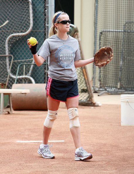 Риз Уизерспун тренируется