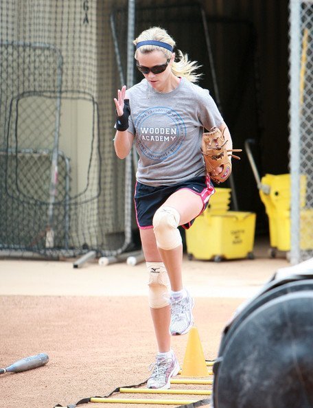 Риз Уизерспун тренируется