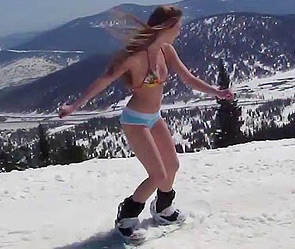 Сноубордистки в бикини