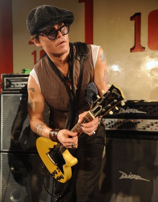 Так играет. бедняжка, что аж очочки спадают:)