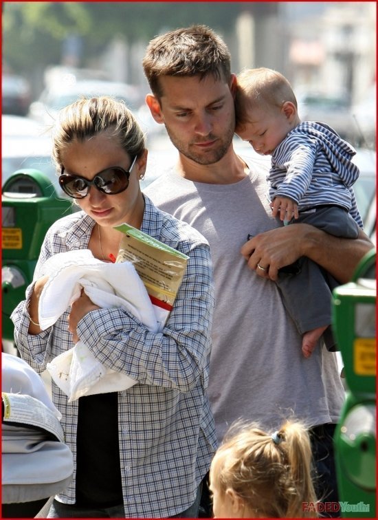 Тоби Магуайер с семьей