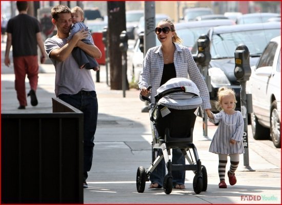 Тоби Магуайер с семьей