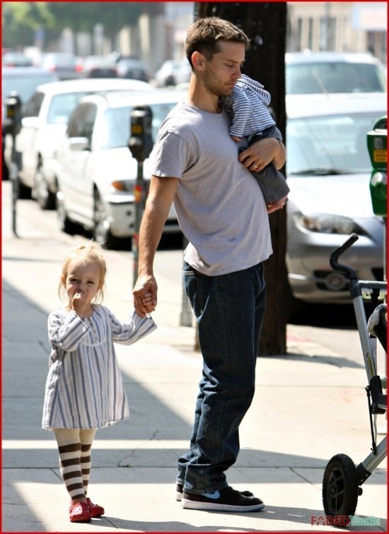 Тоби Магуайер с семьей