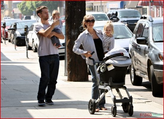 Тоби Магуайер с семьей