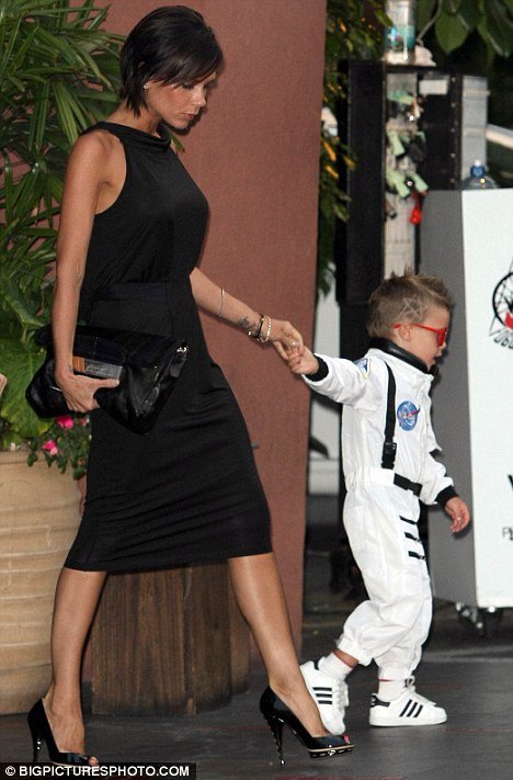 Виктория Бэкхем с детьми