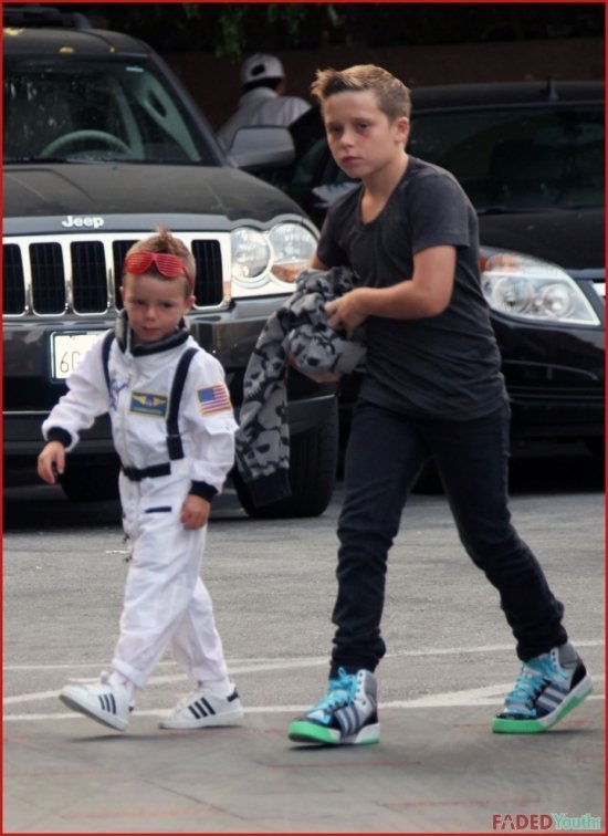 Виктория Бэкхем с детьми