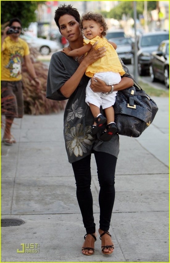 Холли Берри и дочка Нала