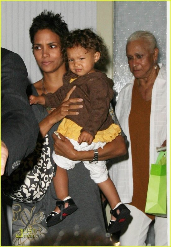 Холли Берри и дочка Нала