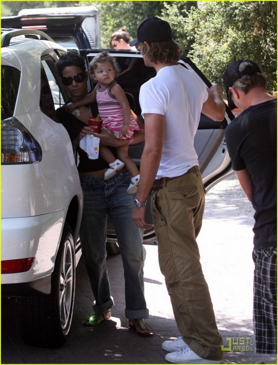 Холли Берри и Габриэль Обри с дочкой Налой