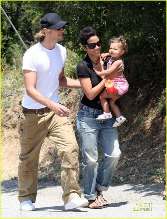 Холли Берри и Габриэль Обри с дочкой Налой