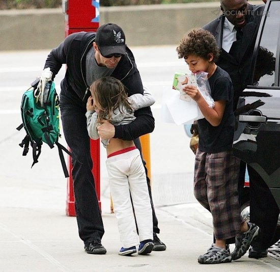 Хью Джекман с детьми