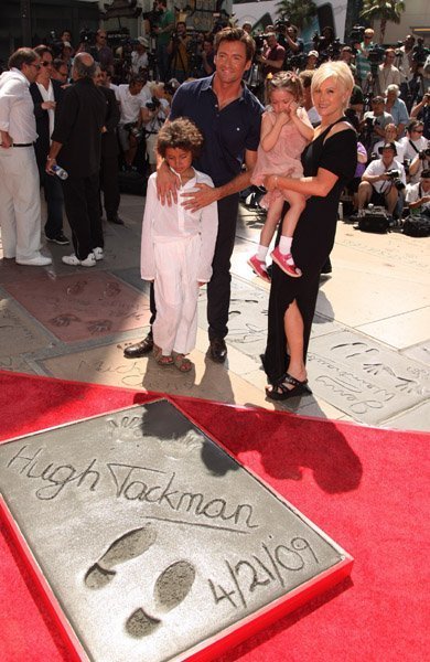 Хью Джекмен оставляет отпечатки ладоней