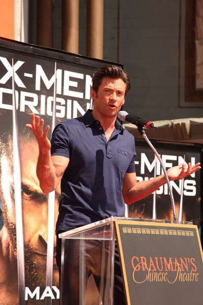 Хью Джекмен оставляет отпечатки ладоней