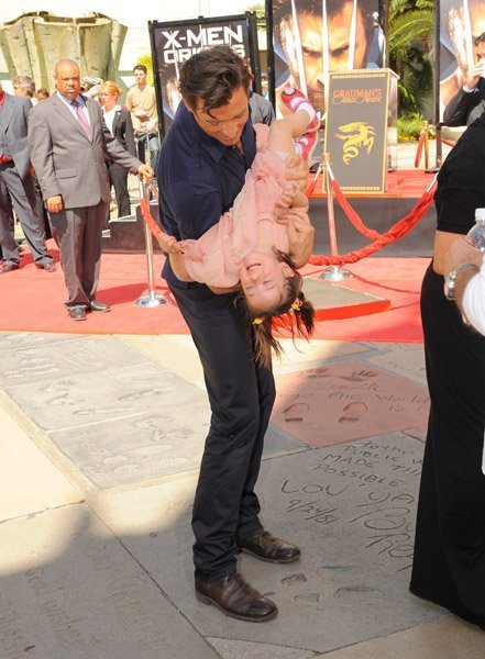 Хью Джекмен оставляет отпечатки ладоней