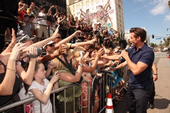 Хью Джекмен оставляет отпечатки ладоней