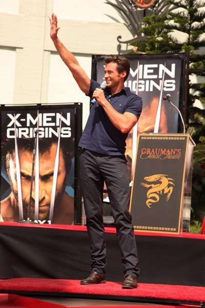 Хью Джекмен оставляет отпечатки ладоней