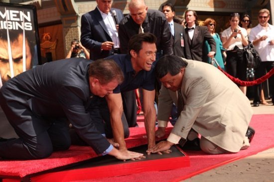 Хью Джекмен оставляет отпечатки ладоней