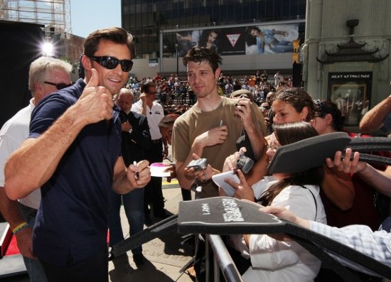 Хью Джекмен оставляет отпечатки ладоней