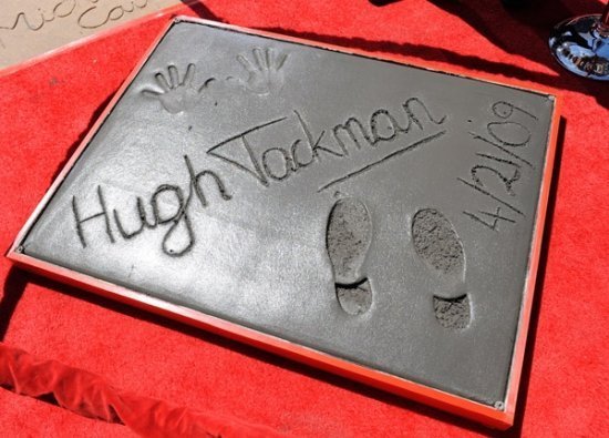 Хью Джекмен оставляет отпечатки ладоней