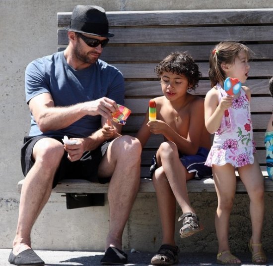 Хью Джекмен с детьми