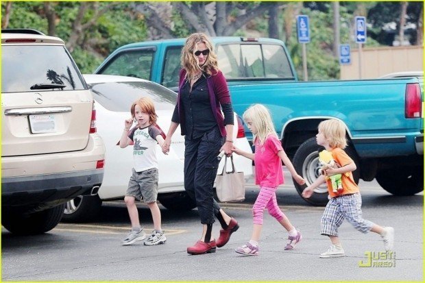 20110916julia-roberts-breakfast-kids-011-1024x683