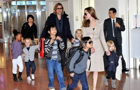 454-292-Brad_Pitt_and_Angelina_Jolie_with_kids