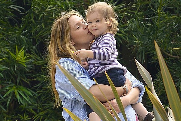 A Very Pregnant Drew Barrymore Has Lunch With Her Family