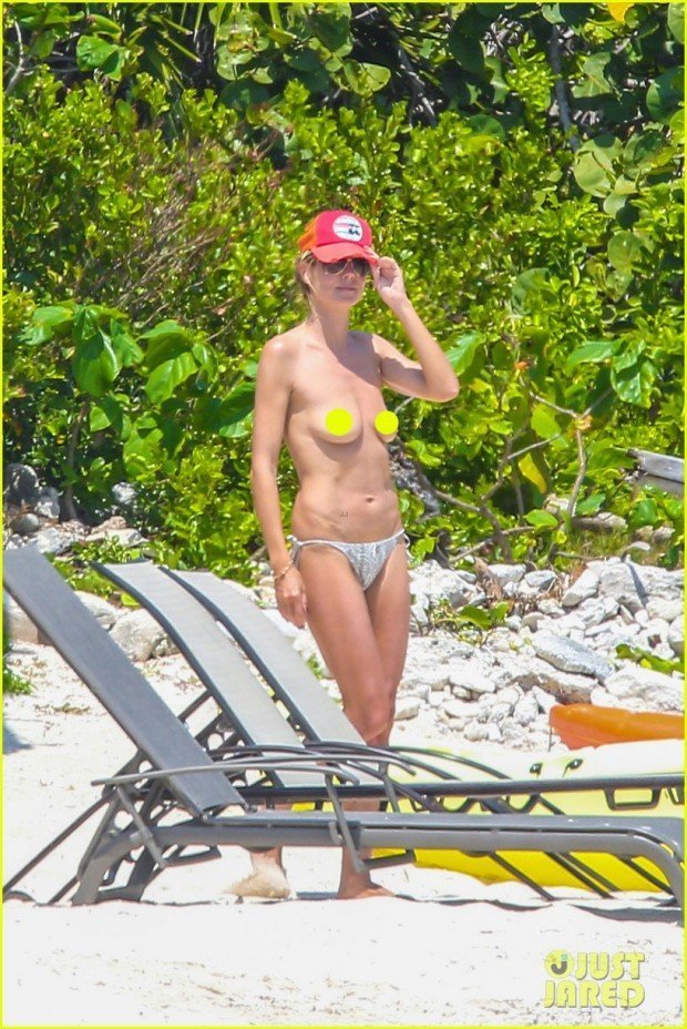 heidi-klum-goes-topless-at-beach-vito-schnabel-01
