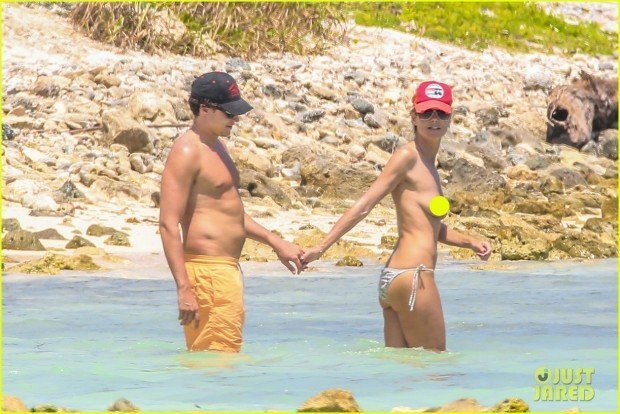heidi-klum-goes-topless-at-beach-vito-schnabel-10