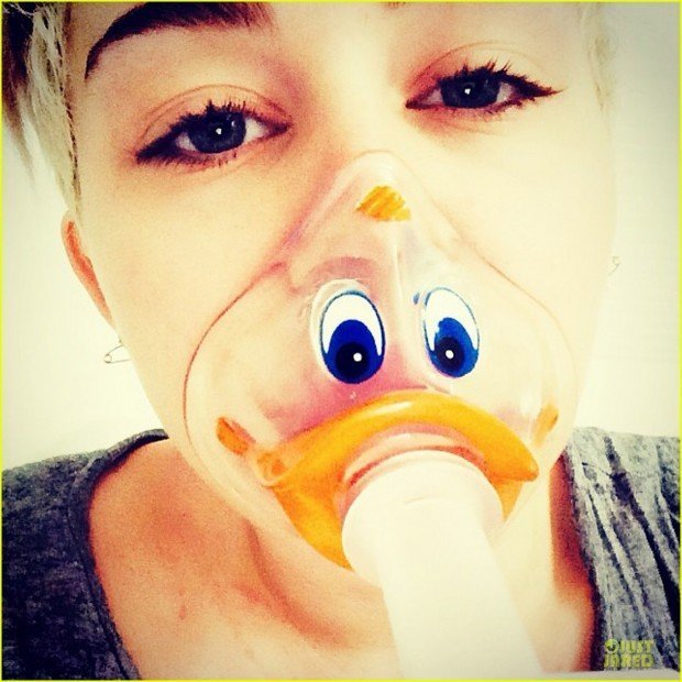 miley-cyrus-sports-duck-face-oxygen-mask-01